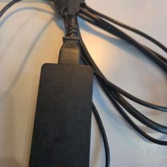 Ordenagailu eramangarriko kargatzailea, gisa salatu by Padualaan 101 iLost erabiliz