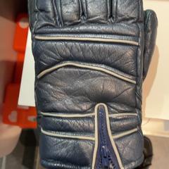 Luvas Leren motor handschoenen, como reportado por Pathé Nijmegen utilizando o iLost