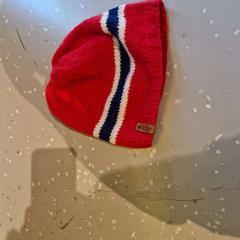 Cap & Cappello a cuffia, come riportato da Room Mate Bruno utilizzando iLost