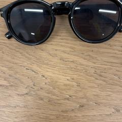 Gafas de sol, segundo informou IKEA Tokyo-Bay usando iLost