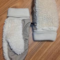 Luvas, como reportado por Qbuzz DMG utilizando o iLost