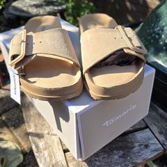 Nieuwe sandalen!، كما تم الإبلاغ عنه عبر iLost