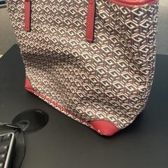 Handtas Guess / Bruin-wit-beige met bordeau, rapporterat av Stad Hasselt med iLost