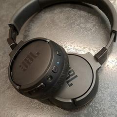 Auriculares, segundo informou Rotterdam The Hague Airport usando iLost