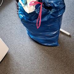 Ruházat Met zwarte jas, amint azt Gemeente Roermond az iLost segítségével jelentette.