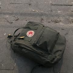 Groene rugzak /schooltas, jak bylo nahlášeno na iLost