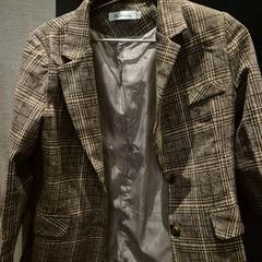 Blazer brown, como reportado por The Dominican utilizando o iLost