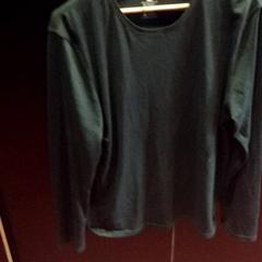 Suéter Groen, lange mouwen., ha sido reportado por TivoliVredenburg con iLost