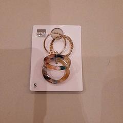 Náušnice Oorbellen set van de Hema, ako bolo nahlásené Van der Valk Hotel Schiphol pomocou iLost