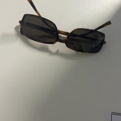 Gafas de sol, ha sido reportado por Silver Sands Beach con iLost