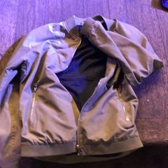 Kurtka Lichtbruin, zgłoszono przez De Heeren van Aemstel przy użyciu iLost