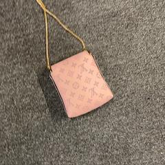 حقيبة يد Roze، كما تم الإبلاغ عنه بواسطة Pathé Breda عبر iLost