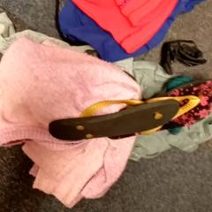 Köteg ruha, amint azt Mövenpick Hotel Amsterdam City Centre az iLost segítségével jelentette.