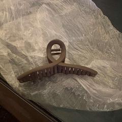 Spona do vlasů Bruin, jak nahlášeno Van der Valk Hotel Assen pomocí iLost