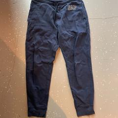 Pantalons esportius, segons ha informat Room Mate Bruno mitjançant iLost