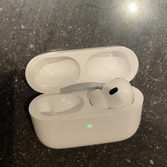 Apple Airpods case with right airpod, amint azt az iLostnak jelentették.