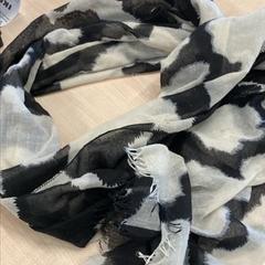 スカーフ noir/blanche がiLostで IKEA Liège によって報告されました