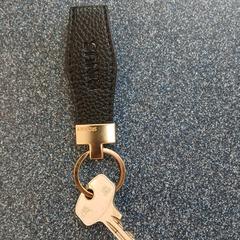 Sleutel met leren sleutelhanger, as reported to iLost