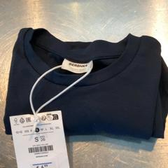 Tshirt, amint azt MEININGER Hotel Heidelberg Hauptbahnhof az iLost segítségével jelentette.