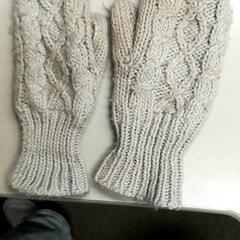 Wanten Grijs gebreid, zoals gemeld door Burgers' Zoo met iLost