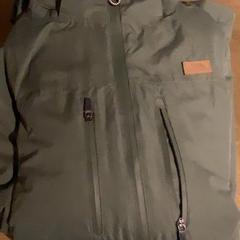 Chaqueta Green, ha sido reportado por MEININGER Hotel Copenhagen con iLost