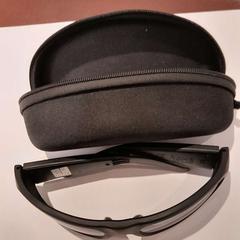 Etui à lunettes avec lunettes noir, a été signalé par TCL utilisant iLost