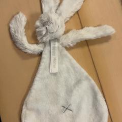 Peluche Konijn, ha sido reportado por Familie Resort Molenwaard con iLost
