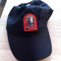 Boné, como reportado por EBS Tramplein utilizando o iLost