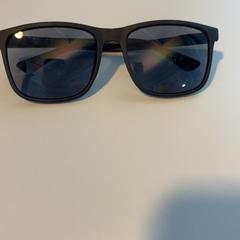 Eguzkitako betaurrekoak, gisa salatu by Arriva Limburg Noord iLost erabiliz