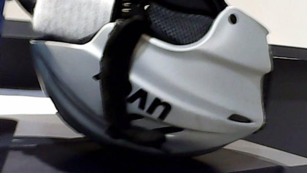 Helmet met muts en handschoenen