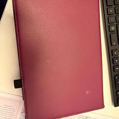 Ipad purple cover, como reportado por Ramada by Wyndham Amsterdam Airport Schiphol utilizando o iLost