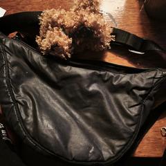 Zwart heuptasje met inhoud, segundo informou a iLost