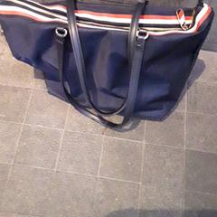 Saco Blauw, como reportado por EBS Tramplein utilizando o iLost