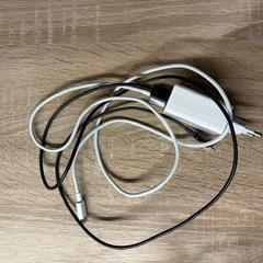 Adaptador Wit met witte en zwarte kabel, como reportado por Van der Valk Hotel Assen utilizando o iLost