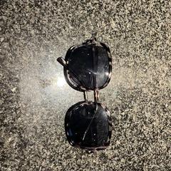 Óculos de sol, como reportado por Van der Valk Hotel Wolvega Heerenveen utilizando o iLost