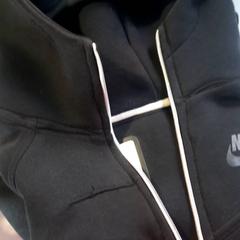 Vestje zwart, iLost를 사용하여 Beeld & Geluid Hilversum에 보고됨