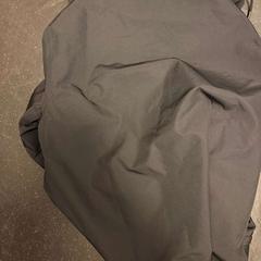 Chaqueta, ha sido reportado por Ramada by Wyndham Amsterdam Airport Schiphol con iLost