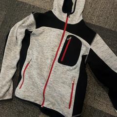 سترة Grijs zwart rood، كما تم الإبلاغ عنه بواسطة Jaarbeurs عبر iLost