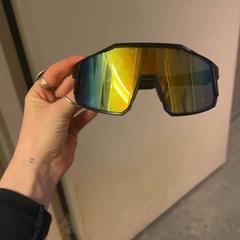 نظارات شمسية، كما تم الإبلاغ عنه بواسطة KABUL à GoGo / Teatro عبر iLost