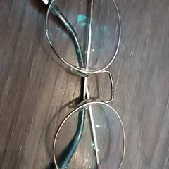 Szemüveg, amint azt Leonardo Royal Hotel Amsterdam az iLost segítségével jelentette.