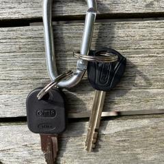 2 sleutels abus en gnitp aan haakje, as reported to iLost