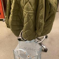 Abric Dark green poofy coat, segons ha informat MEININGER Hotel Copenhagen mitjançant iLost