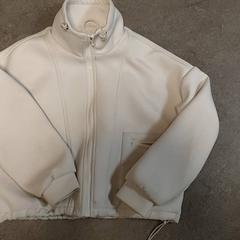 Roupa - Jas wit, segundo informou Regio Oost-Vlaanderen usando iLost