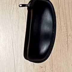 Glasögonfodral med glasögon, rapporterat av Regio Antwerpen - Brussel med iLost