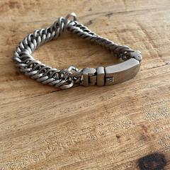 Zilveren schakel armband, amint azt az iLostnak jelentették.