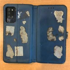Smartphone samsung met blauw hoesje, jak nahlášeno Gemeente Amsterdam pomocí iLost