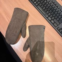 Kesztyű Grijs, amint azt Van der Valk Hotel Deventer az iLost segítségével jelentette.