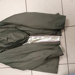Kleding - Regenjas, a été signalé par Centraal magazijn utilisant iLost