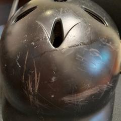Casco noir, come riportato da TCL utilizzando iLost