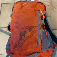 Mochila - oranje, como reportado por Centraal magazijn utilizando o iLost